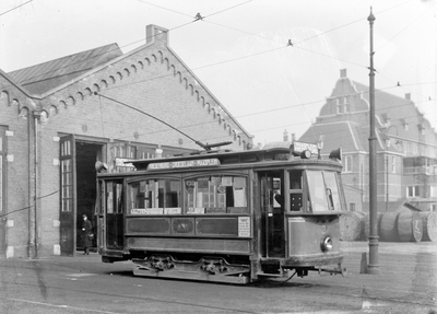 86555 Afbeelding van een electrische tram (éénmanswagen nr. 2, serie 1-20) van het G.E.T.U. op het remiseterrein aan de ...